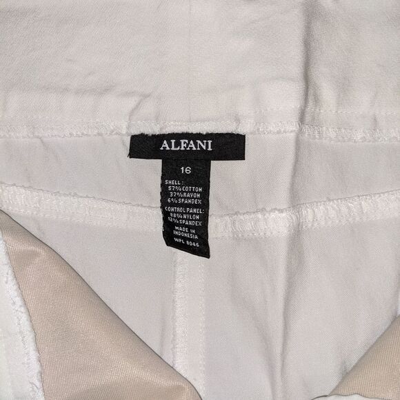 Alfani white capri's - Picture 4 of 4
